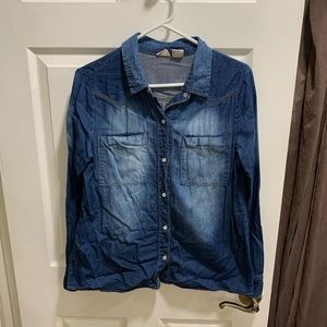 Chambray pearl snap women’s shirt